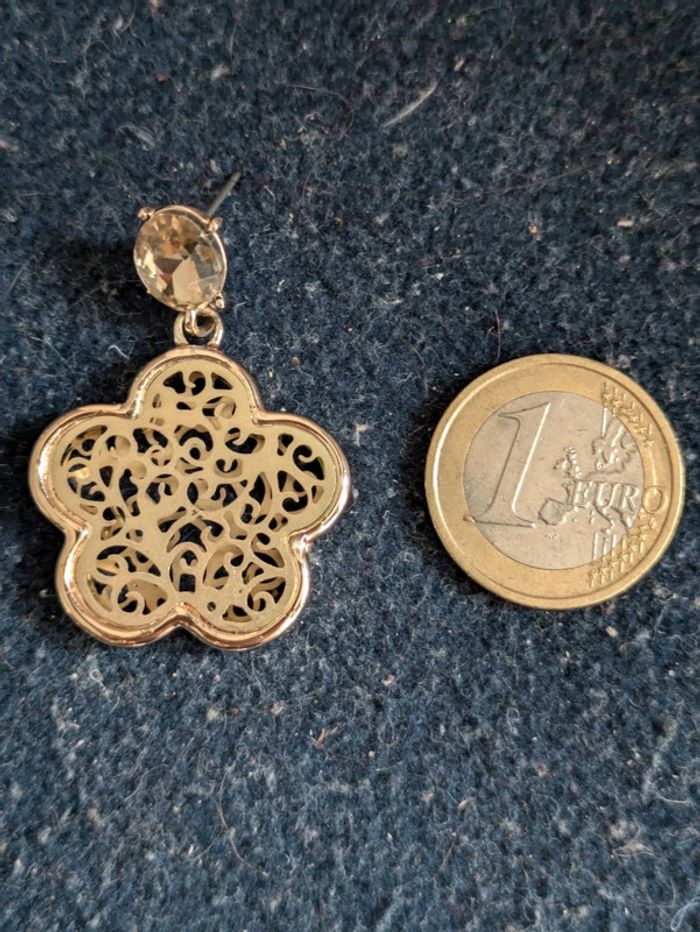 Boucles d'oreilles en forme de fleurs - photo numéro 3