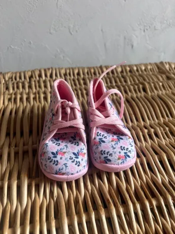 Pantoufle fille pointure 18 en très bon état
