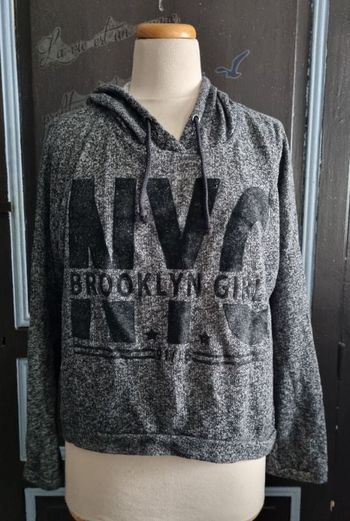 Sweat gris avec écriture noir taille S