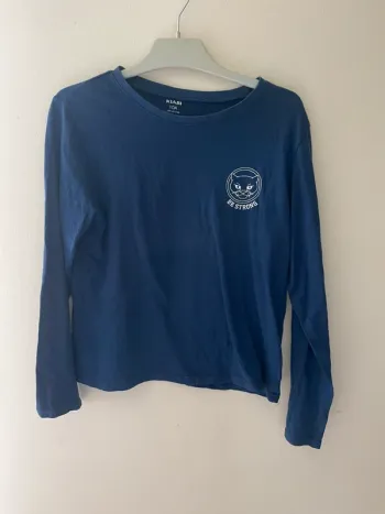 Haut de pyjama bleu de la marque Kiabi