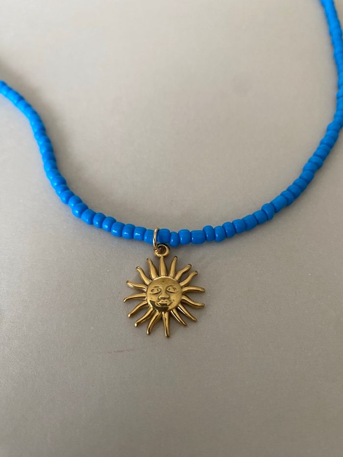 Collier perles bleues petit soleil - photo numéro 3