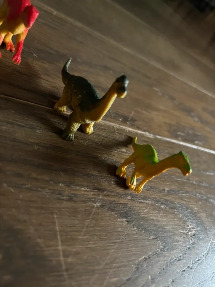 Lot de 4 petits dinosaures tbe - photo numéro 3