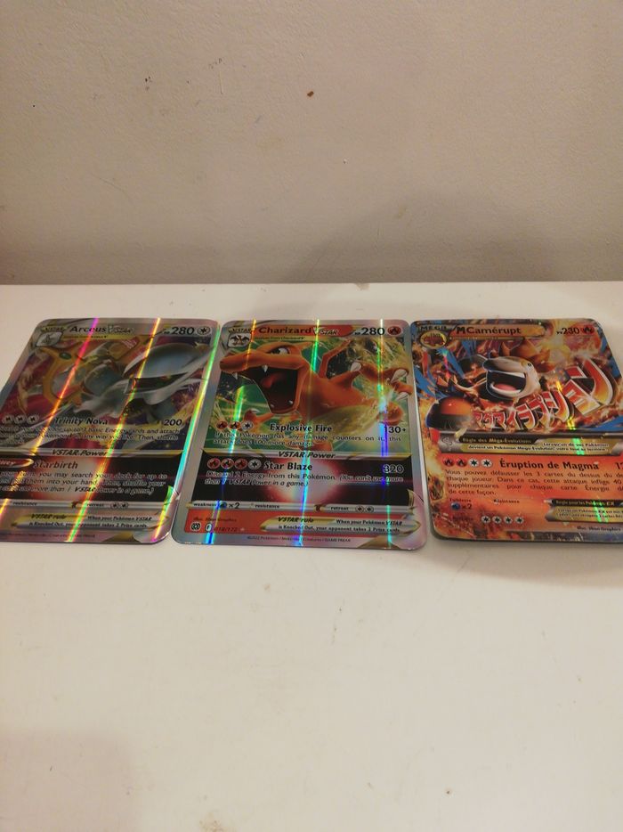 Grandes cartes pokémons Charizard Vstar , Arceus Vstar et Mega CAMÉRUPT EX