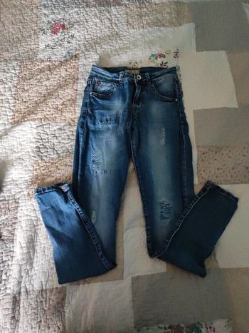 Très beau jeans effet troué