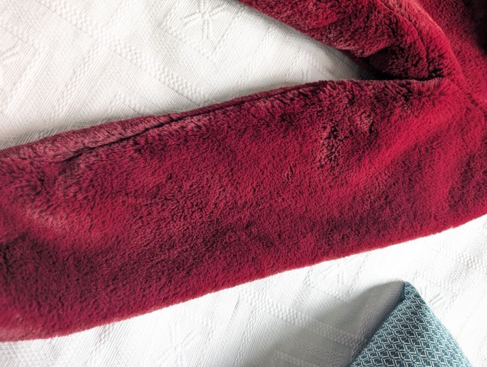 Blouson capuche imitation fourrure rouge Kiabi forme un peu bomber - photo numéro 3