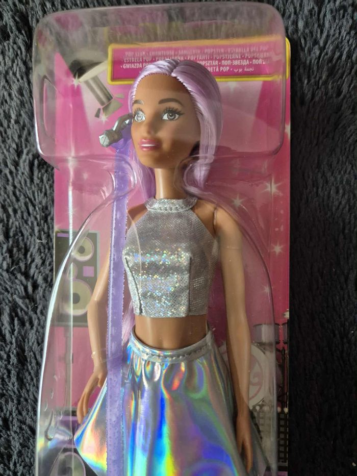 Barbie Coffret Barbie Pop Star, poupée vêtue d’une jupe irisée avec microphone et cheveux roses - photo numéro 2
