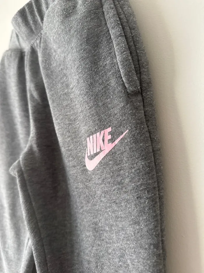 👖jogging gris  avec poche fille Nike - 3-4 ans -  bon état 👟 - photo numéro 3