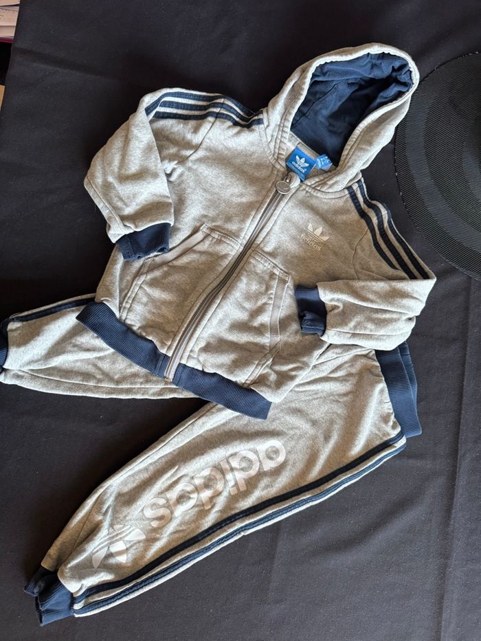 Ensemble survêtement Adidas 2-3 ans gris