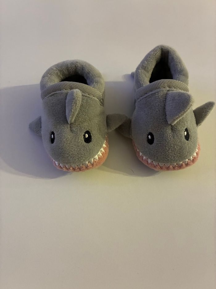 Chaussons requin gris 0-3 mois – Comme neufs, portés 1 fois !