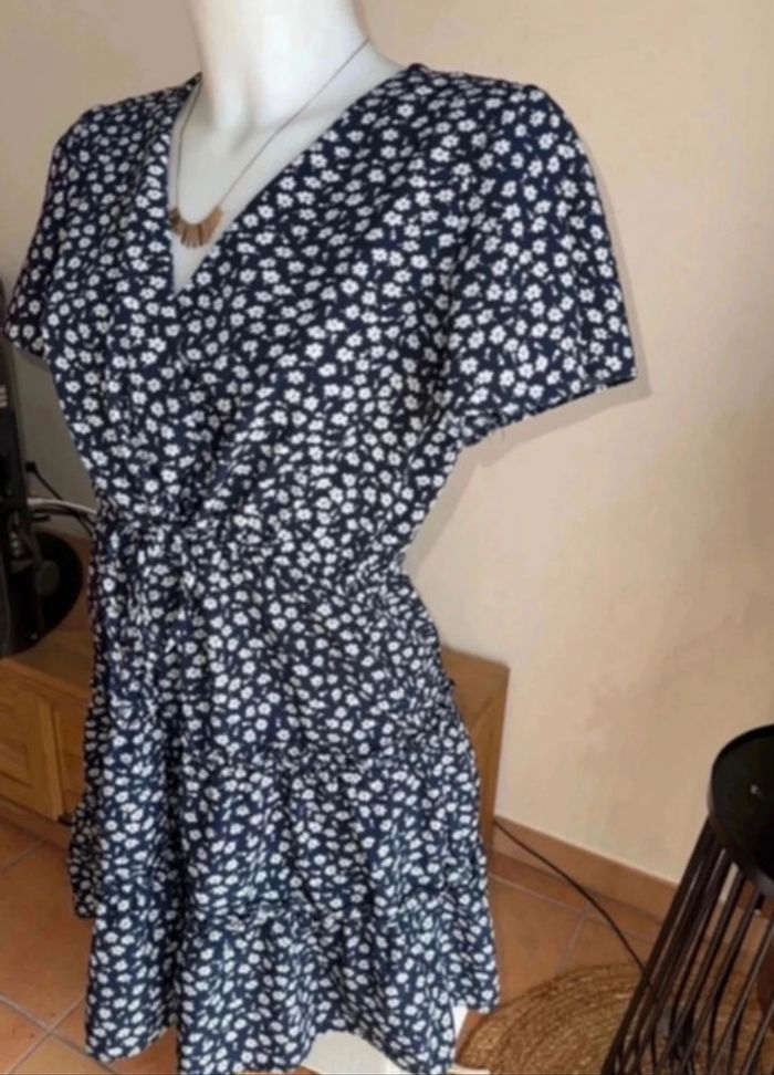 Robe bleu motif fleurs blanches - photo numéro 3