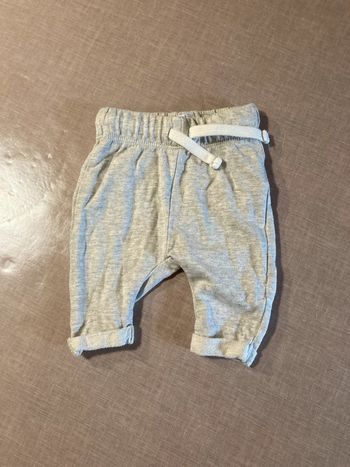 Pantalon bébé gris HEMA – Taille 56 (1-3 mois)