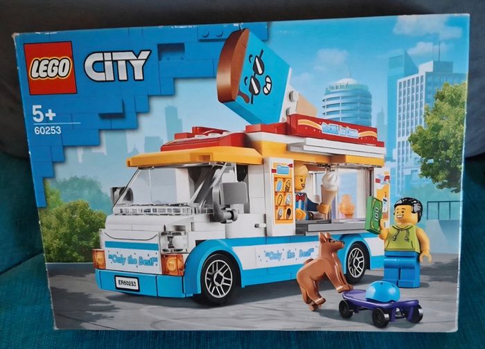 Le camion de marchandise de glaces LEGO city - photo numéro 1