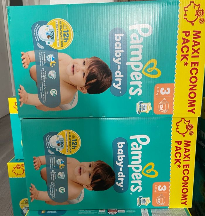 2 cartons de couches Pampers