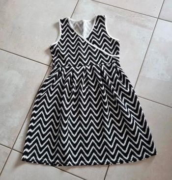Robe noire et blanche motifs chevrons 