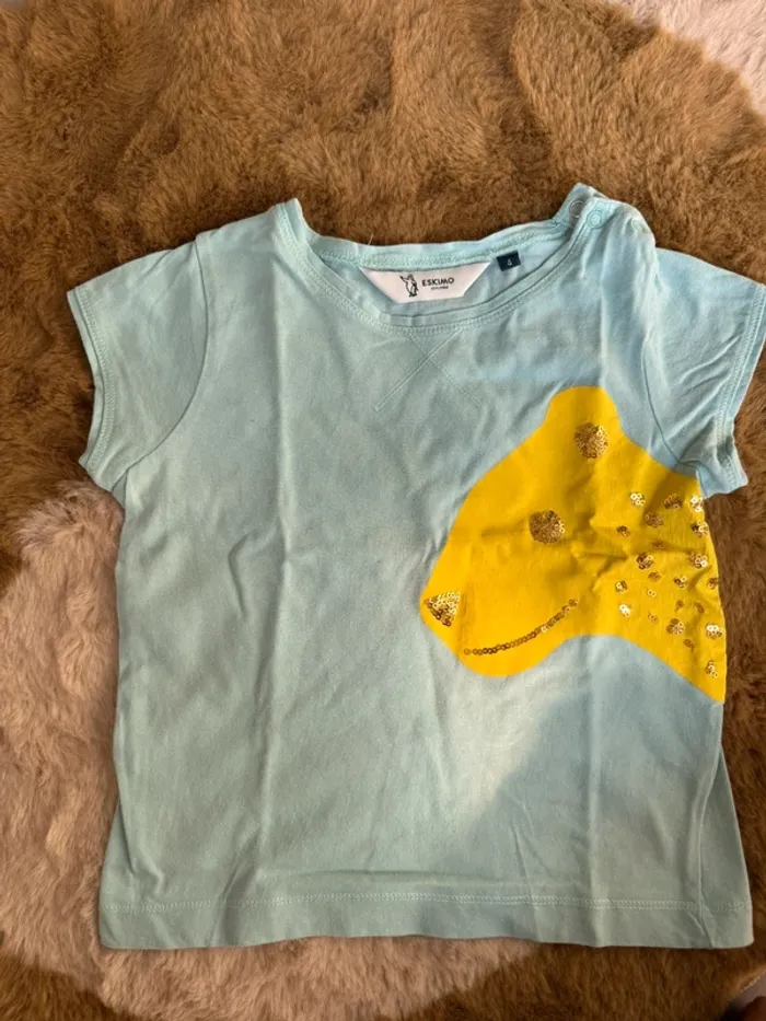 T shirt 4 ans fille très bon état
