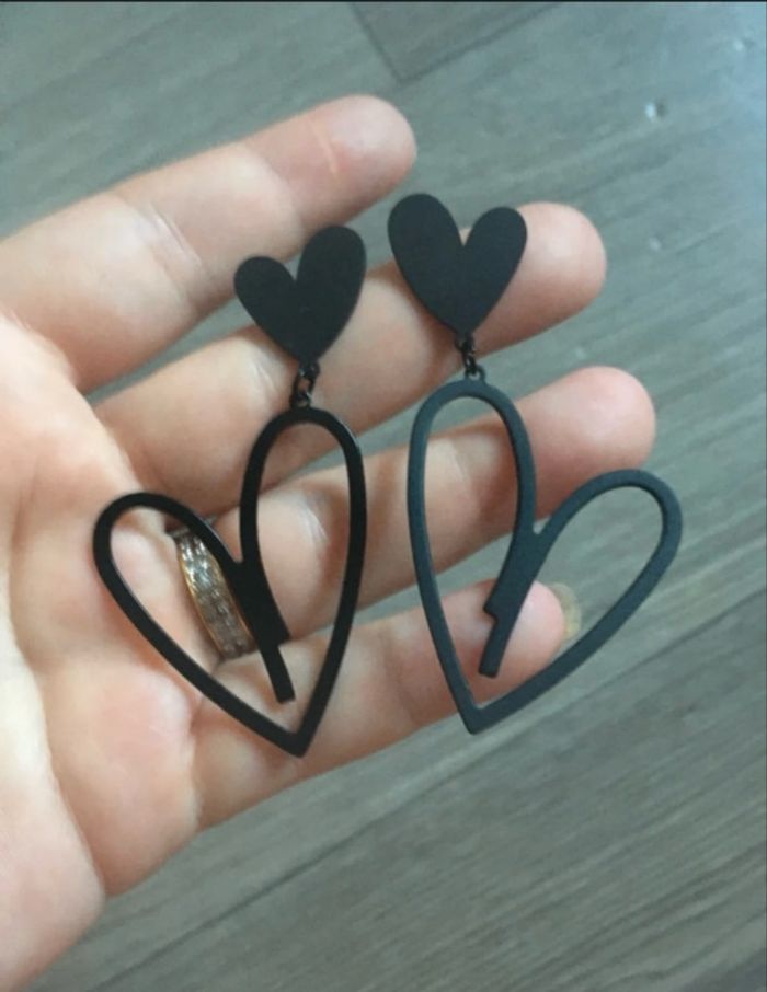 Boucles d’oreilles pendantes NEUVES pour femme en forme de cœurs 🖤 couleur noir