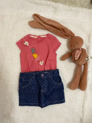 Jupe jean et tee-shirt rose