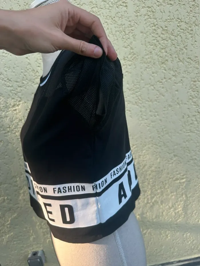 T-shirt court ajouré noir et blanc - Jennyfer - Taille M 🤍🖤 - photo numéro 6