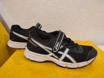 Baskets Asics enfants pointure 28.5