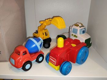 Lot de 4 véhicules jouets 