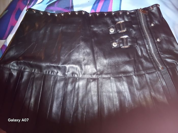 Mini jupe à boutons et fermeture eclair en cuir - photo numéro 2