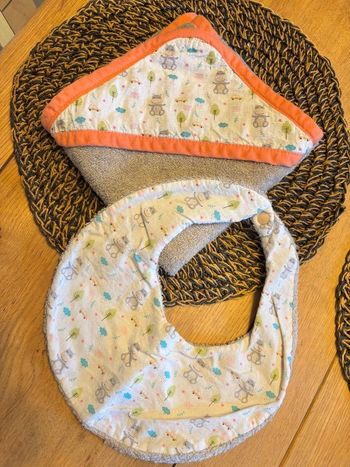 Ensemble bavoir + cape de bain + 2 langes