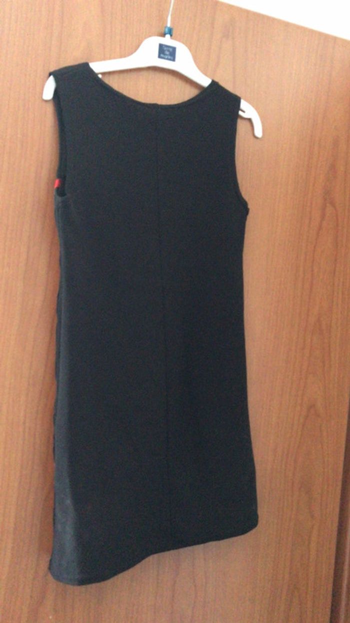 Robe noire à poche centrale et bande rouge latéral 10 ans XXS - photo numéro 3
