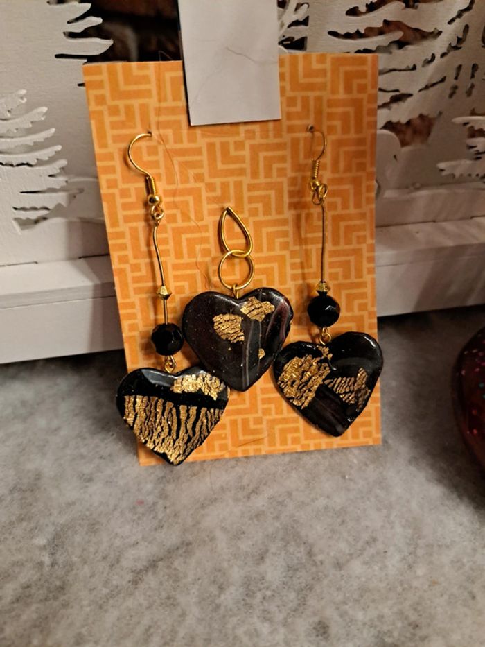 Boucles d'oreilles pendante avec pendentif assortie noir et doré - photo numéro 3