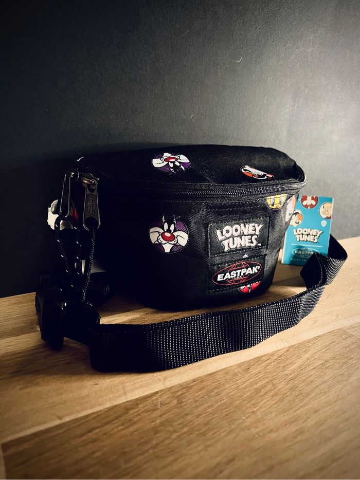 Banane Sacoche Eastpak Looney Tunes neuve - photo numéro 3