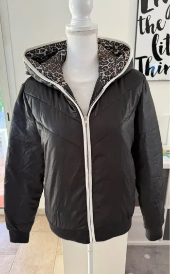 Maje Doudoune Noire Capuche Léopard Taille 36/38