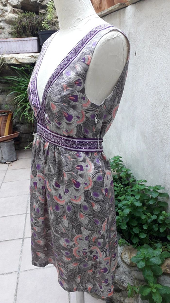 Magnifique robe satinée, décolleté profond devant et dos - photo numéro 3