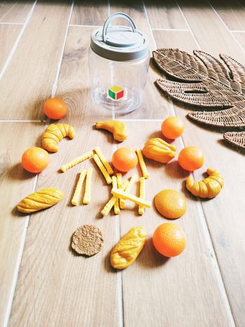 🥐 Dinette box avec 25 aliments divers viennoiseries, fruits.. en plastique marque Oxybul