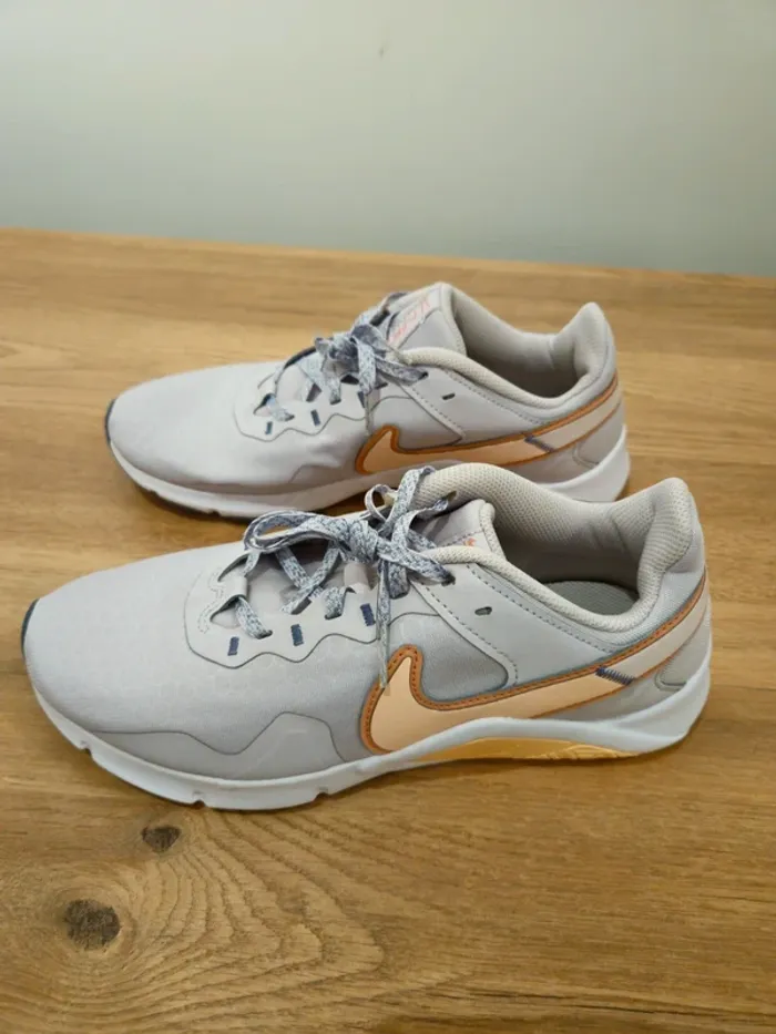 Nike Legend Essential 2 taille 40 parfait état - photo numéro 2