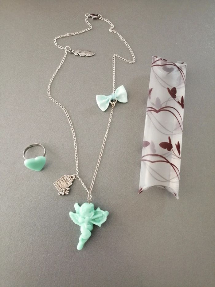 Collier et bague rangé dans un étui