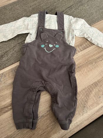 Salopette et T-shirt manches longues