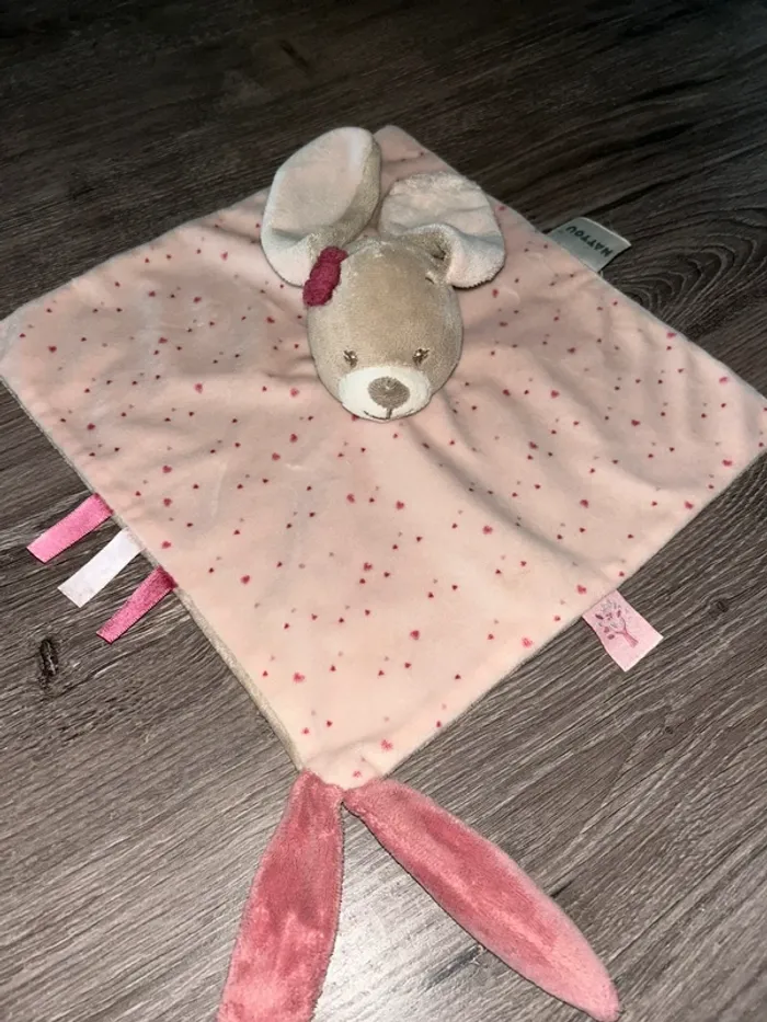 Doudou plat Lapin Nina rose beige attache tétine NATTOU