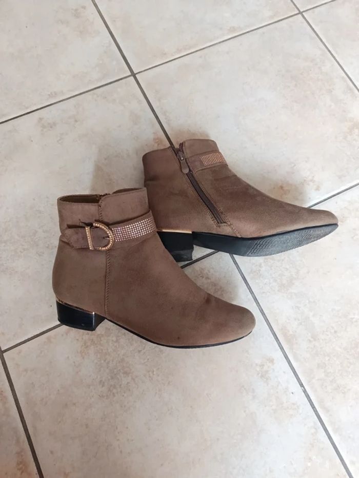 Bottines à talon femme en daim couleur taupe avec détails dorés