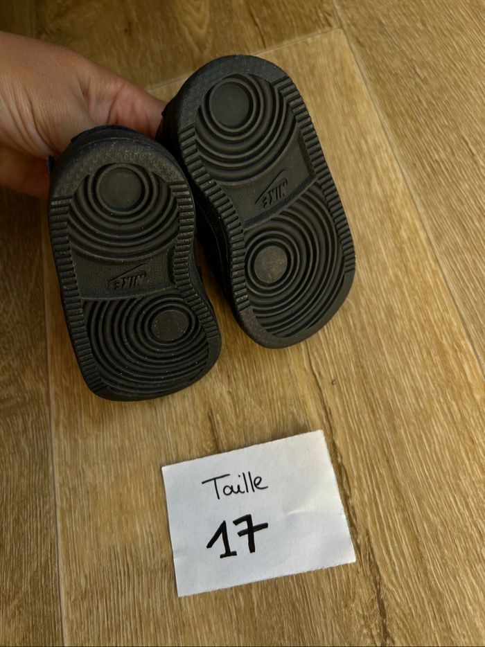 Baskets Nike bébé Taille 17 Neuve - photo numéro 5