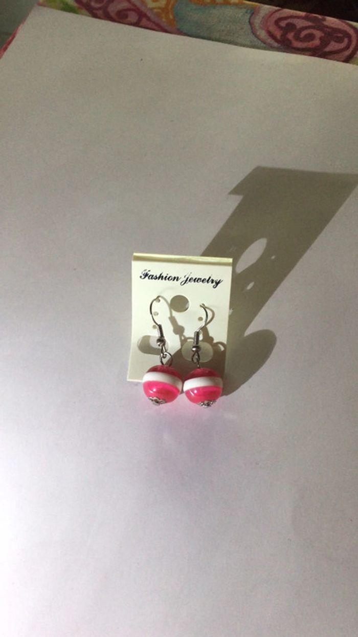 Boucle oreilles neuve boules magnifique idee cadeau