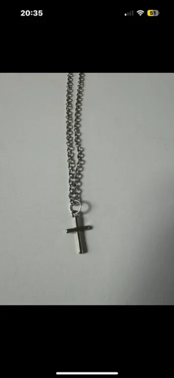 Chaîne couleur argent avec croix