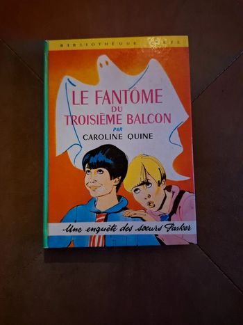 Le fantôme du troisième balcon. Une enquête des sœurs Parker