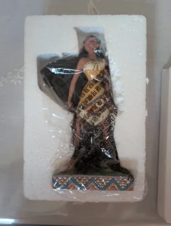 Disney showcase collection proud protector Pocahontas