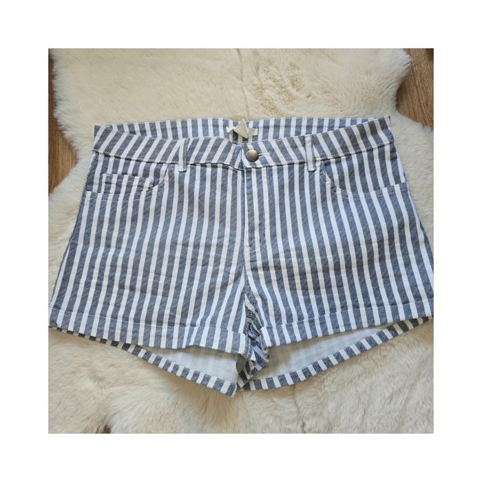 Short rayé blanc et gris