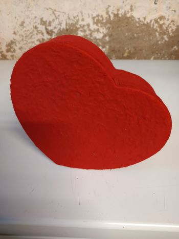 Boite cœur en très bon état.