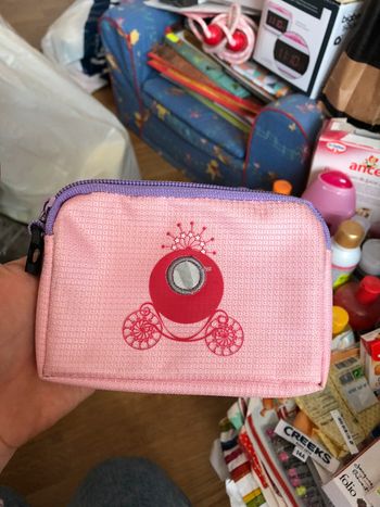 Porte monnaie rose et lilas à motifs.