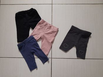 Pantalons / pantacourt 1 mois 
Bon état 
Le noir est un peu bouloché 
2€ pièce (noir offert si plusieurs achetés)