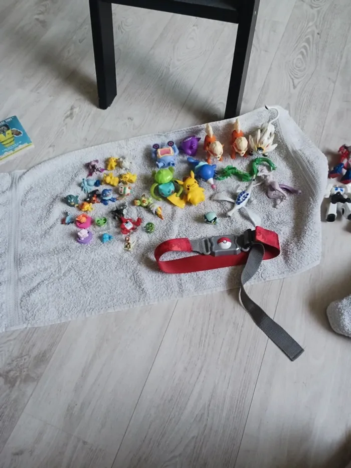 Lot figurines pokemon + ceinture + pokeball