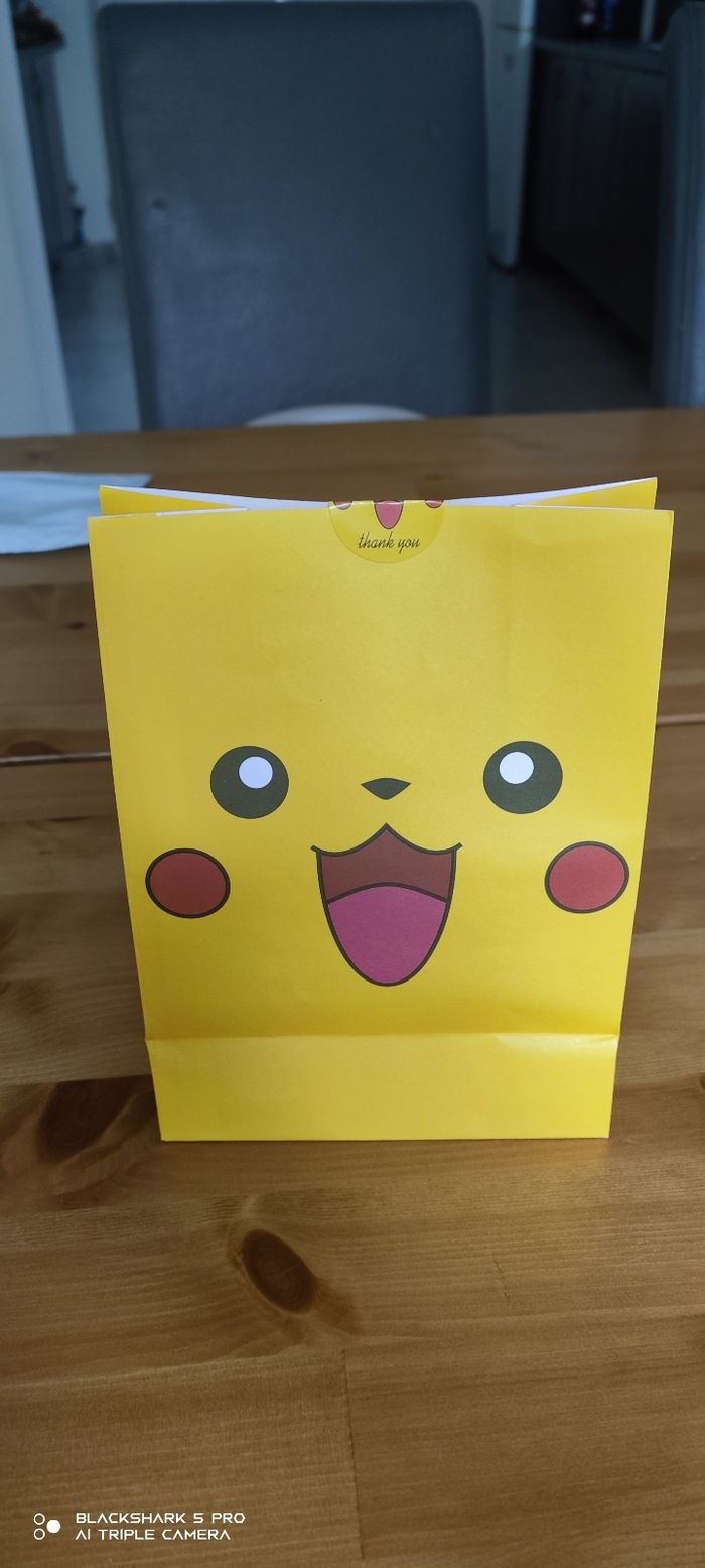 Anniversaire pokémon : sachet Pikachu avec petit cadeau et cartes