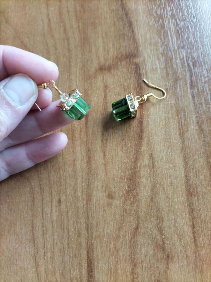 Paire de boucles d'oreilles neuve carré vert et strass - photo numéro 3