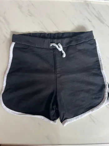 Short U essentiel taille 8 ans